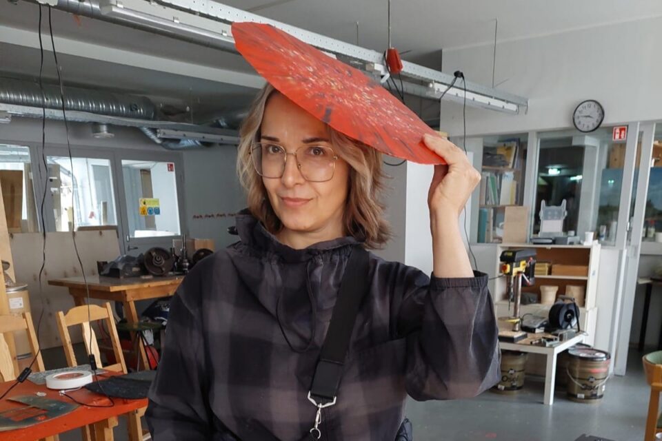 Sisearhitekt Anu Toom Kopli kunstikoolis vilistlastepäeval 3D-prindiklassis.