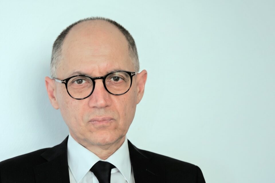 Ardeshir Mahdavi, Grazi Tehnikaülikooli ja Varem Viini Tehnikaülikooli professor, keskendub töös ehitusfüüsikale ja -ökoloogiale.