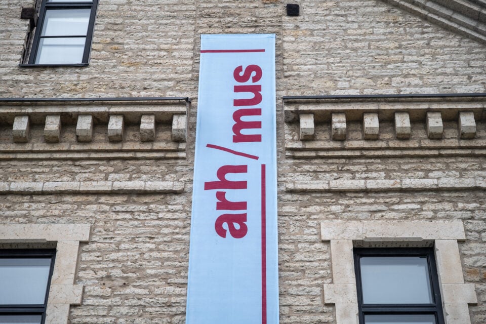 Arhitektuurimuuseumi uus nimi Rotermanni soolalao seinal.