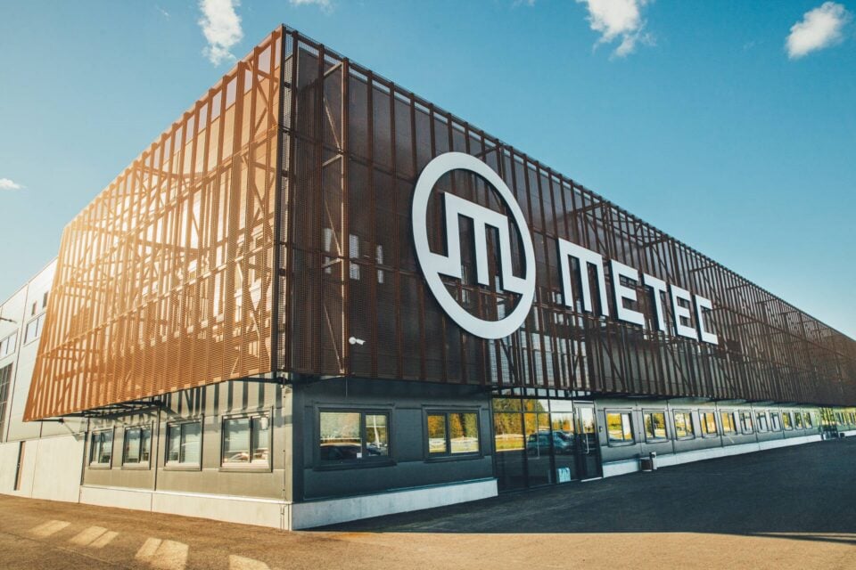 Metallitööstusettevõtte Metec tootmishoonele on paigaldatud Ruukki CNC-perforeeritud Cor-Ten® fassaadikassetid, mille eesmärk on pakkuda varju pimestava päikese eest.