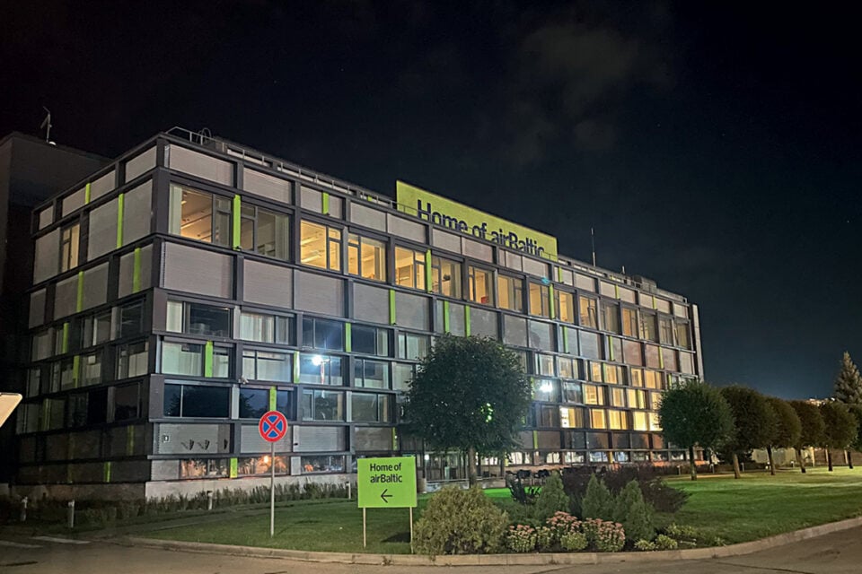 Fondile kuulub ka kontorihoone Riia lennujaamas, mida üürib raskustes lennufirma Air Baltic.