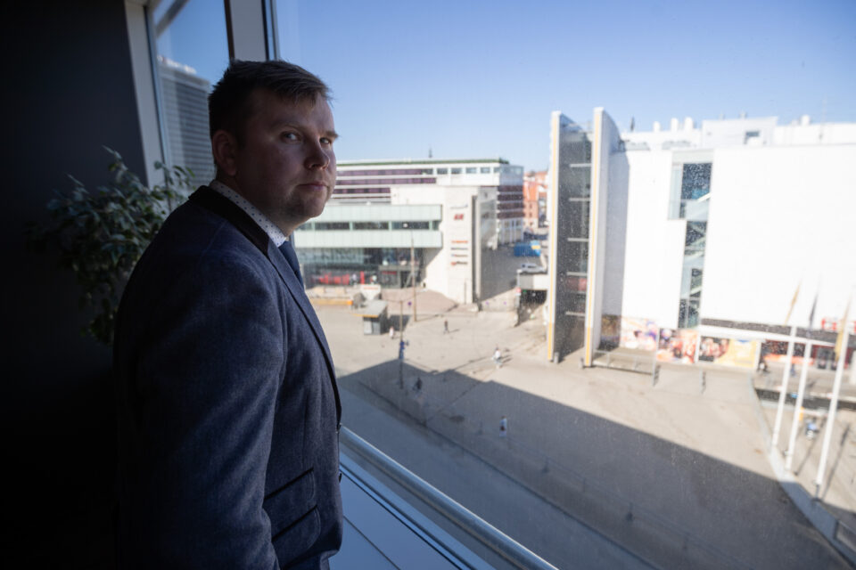 Ülari Niinemägi 2018. aastal
BPT Real Estate'i Eesti üksuse tegevjuhina. Aknast paistavad Baltic Horizoni fondile kuuluvad Postimaja ja Apollo Plaza.
