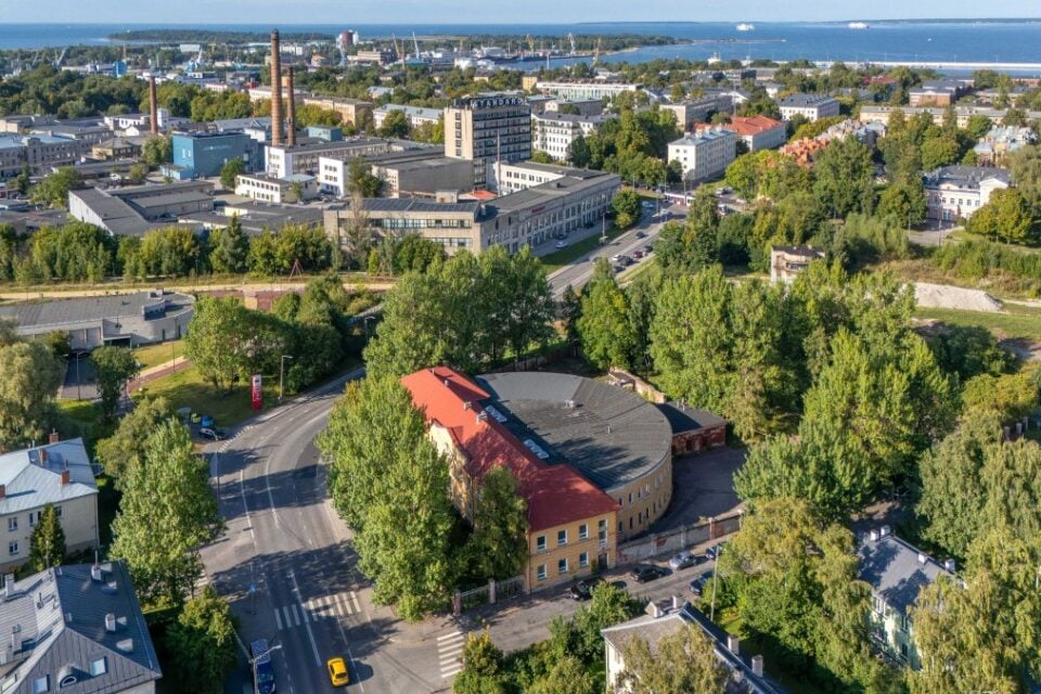 Enampakkumisele jõudnud hoone Põhja-Tallinnas.