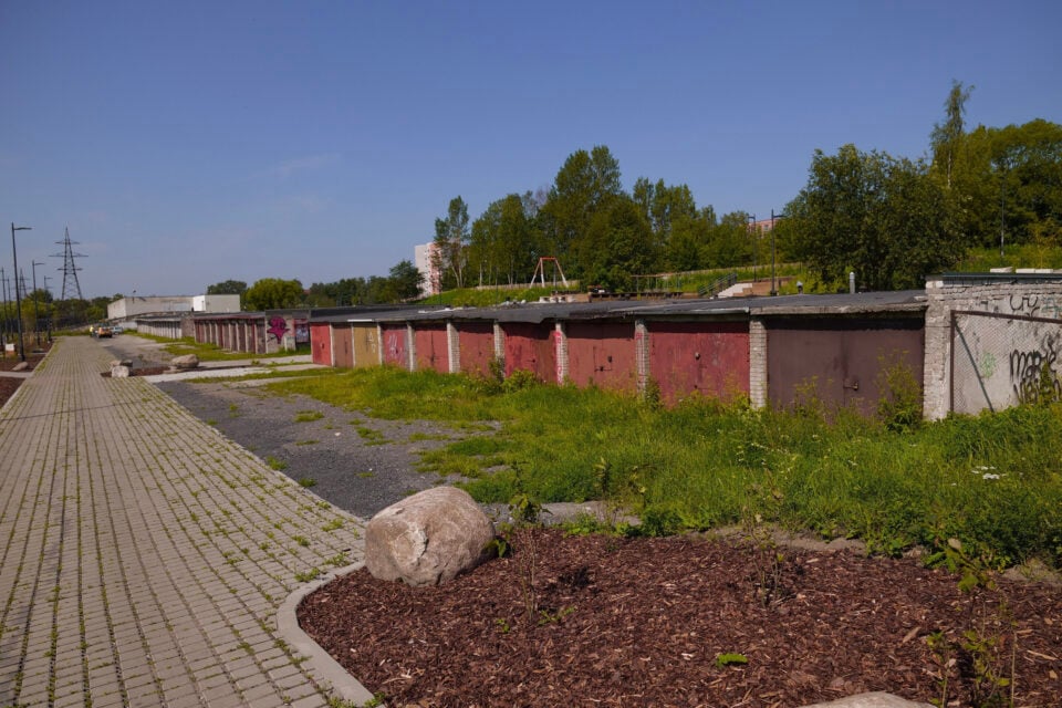 Garaažid Põhja-Tallinnas Putukaväila ääres.