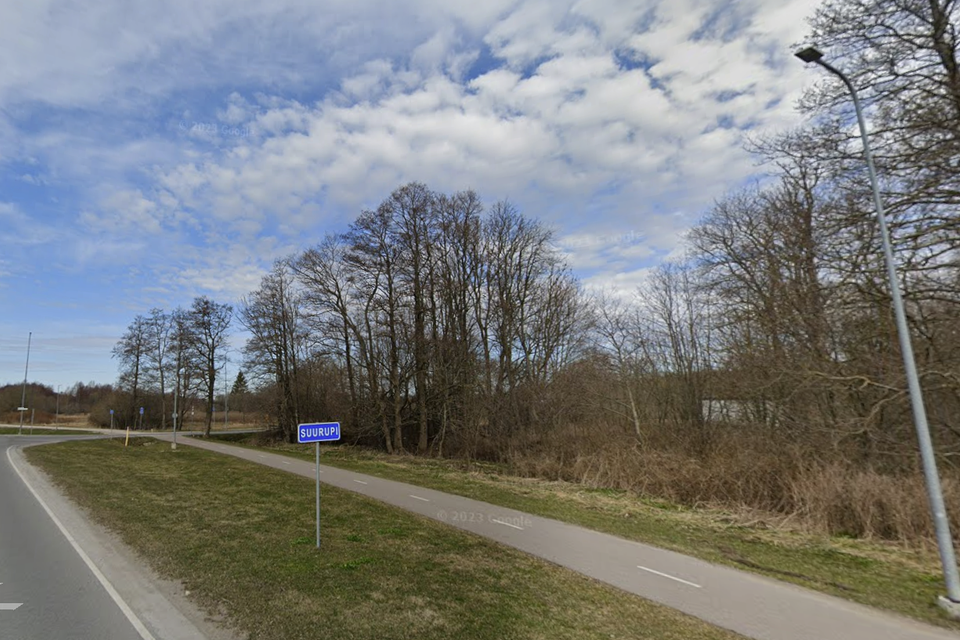 Klooga maanteelt Suurupi poole keerates jääb paremale poole Jaak Lõhmuse firmale kuuluv krunt.